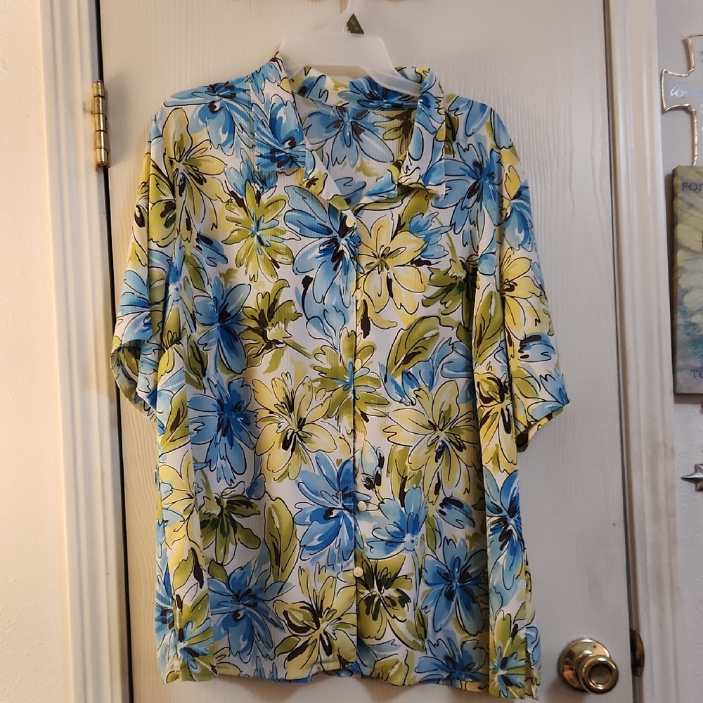 Short-Sleeve Floral Button-Up Blouse in Blue, Yellow & Cream